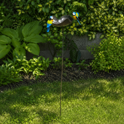 Herzförmige Vogelfutterstelle auf Erdspieß