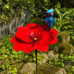 Rote Metallblume mit blauem Vogel für den Garten