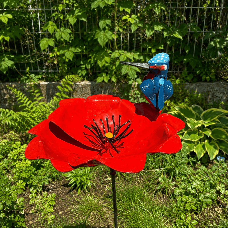 Dekorativer Gartenstecker mit roter Blume und blauem Vogel