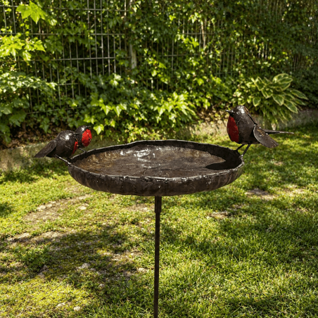 Vogelbad aus Metall mit 2 Rotkehlchen – H 89 × L 43 cm