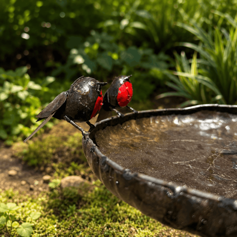Vogelfutterstelle mit Rotkehlchen aus recyceltem Metall