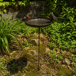 Vogelbad aus recyceltem Metall – Gesamtansicht