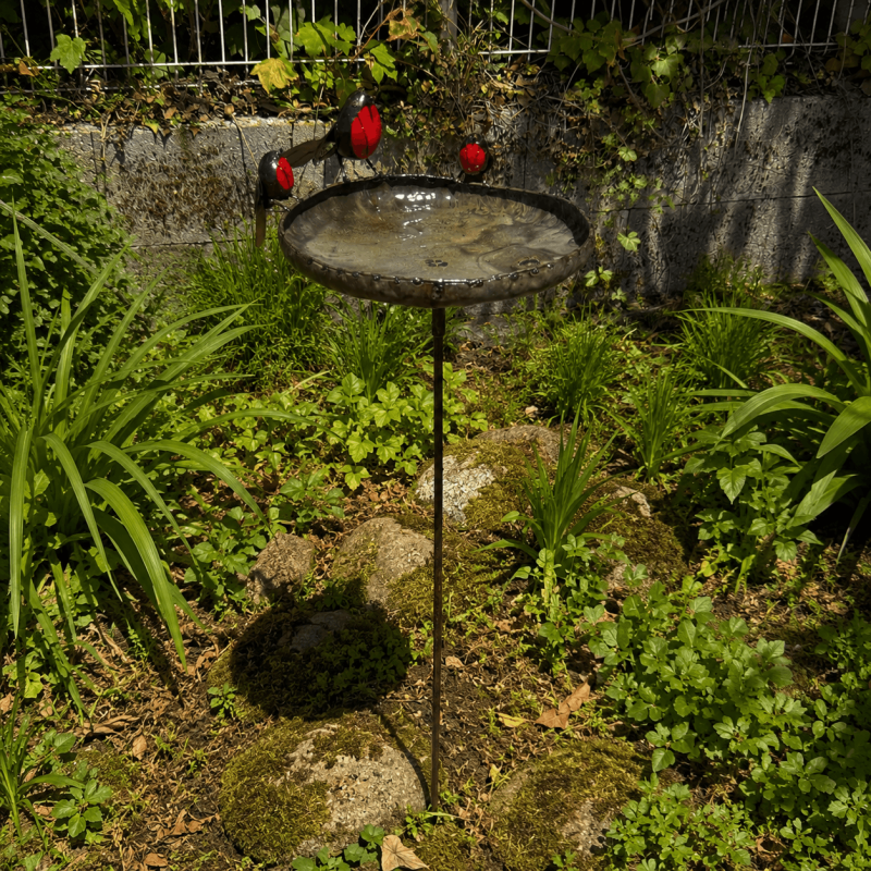Vogelbad aus recyceltem Metall – Gesamtansicht