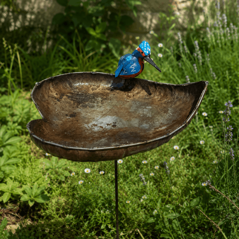 Vogeltränke aus Metall in Herzform mit Eisvogel – H 103 × L 31 cm