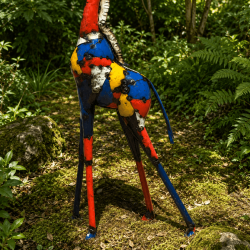 Rückansicht der bunten Gartenfigur Giraffe aus Metall