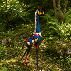 Gesamtansicht der 120 cm hohen Metallgiraffe im Garten