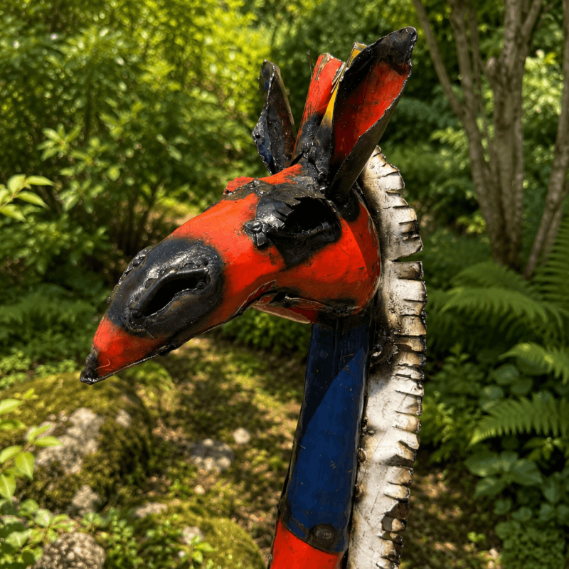 Detailansicht der bunten Gartenfigur Giraffe aus recyceltem Metall