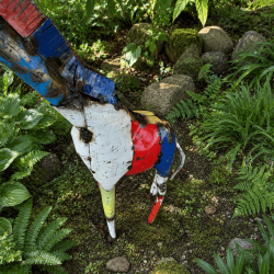 Detailansicht der mehrfarbigen Metallplatten und Mähne der Giraffenfigur