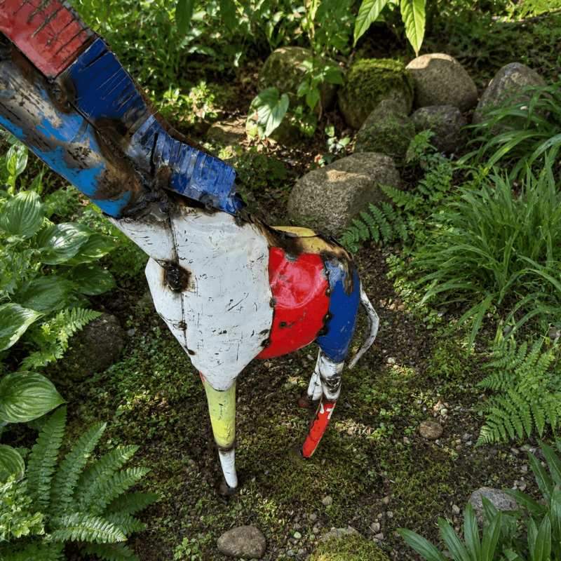 Detailansicht der mehrfarbigen Metallplatten und Mähne der Giraffenfigur