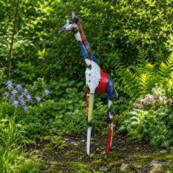 Gesamtansicht der 115 cm hohen Metallgiraffe mit weißer Patina