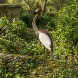 Kranichfigur aus recyceltem Metall im Garten