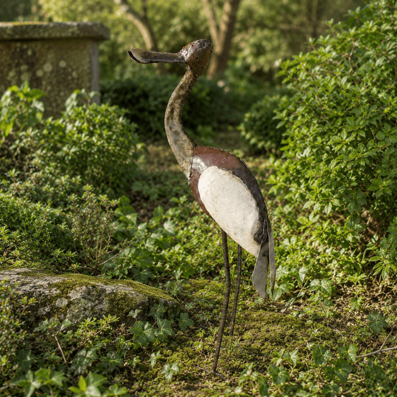 Kranichfigur aus recyceltem Metall im Garten