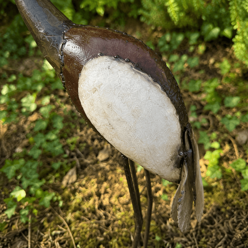 Braun und elfenbeinfarben patinierte Kranichfigur