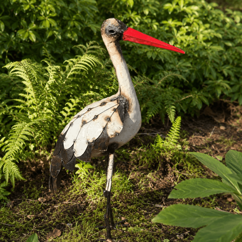 Gartenfigur Storch aus recyceltem Metall mit rotem Schnabel