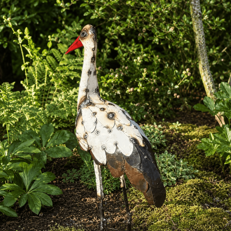 Rückansicht der Gartenfigur Storch mit geschichteten Metallfedern
