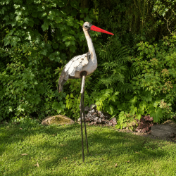 Gesamtansicht der elfenbeinfarbenen Metallskulptur Storch