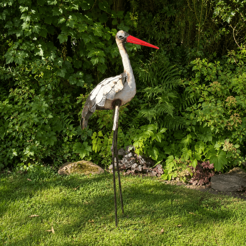 Gesamtansicht der elfenbeinfarbenen Metallskulptur Storch