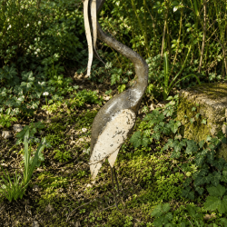 Metallvogel mit langem Schnabel und geschwungenem Hals