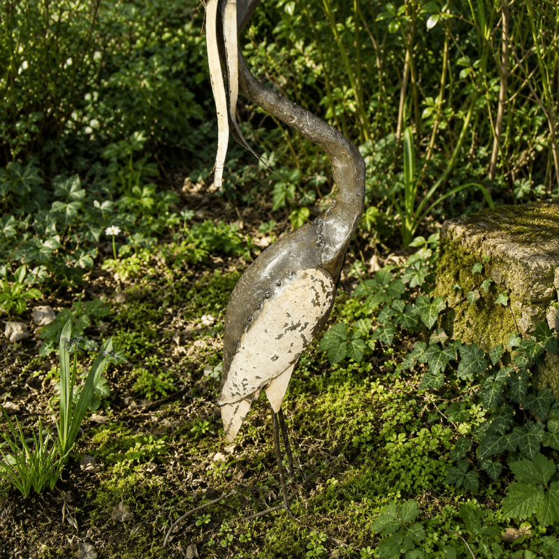 Metallvogel mit langem Schnabel und geschwungenem Hals