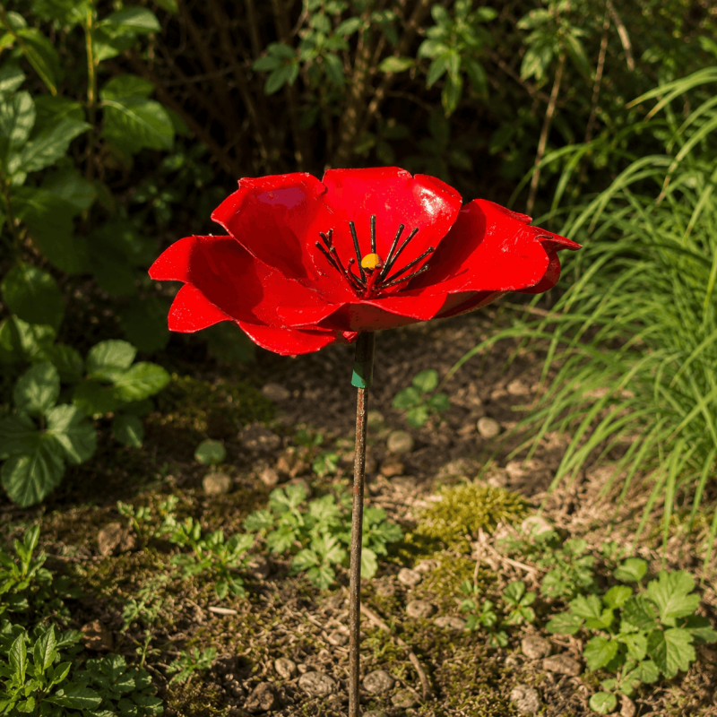 Große rote Mohnblume aus recyceltem Metall