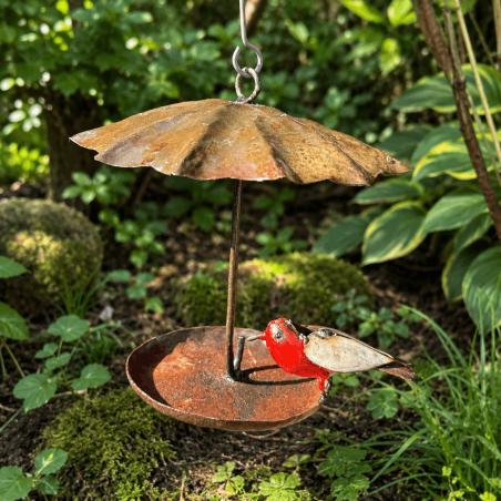 Vogelfutterstelle zum Aufhängen aus recyceltem Metall mit Rotkehlchen – H 35 cm