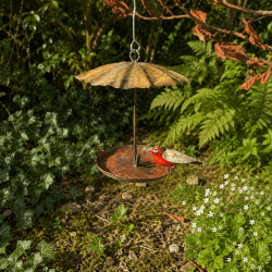 Vogelfutterhaus aus recyceltem Metall mit rotem Vogel