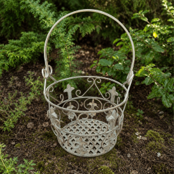 Dekorativer Pflanzkorb mit Lilienmotiven im Garten