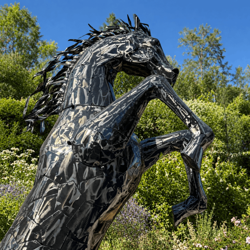 Pferde-Gartenskulptur aus Metall in einem großen Garten