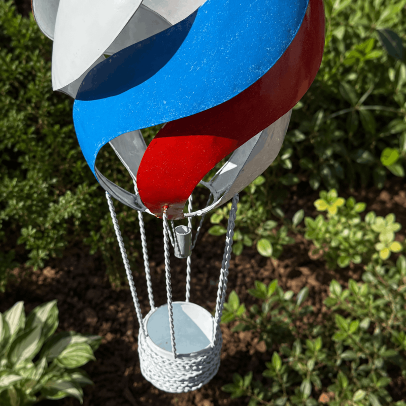 Detail der Heißluftballon-Laterne und ihres Korbs