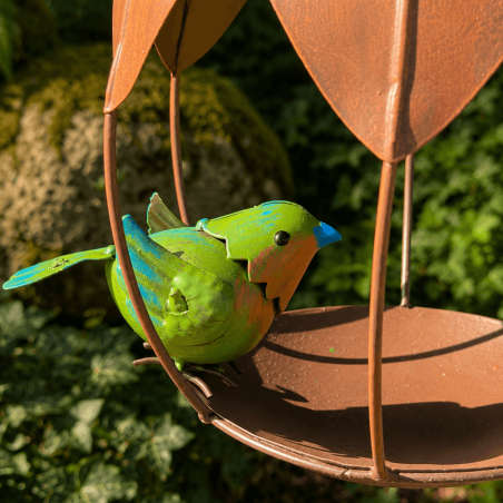 Hängende Vogelfutterstelle in Eichelform mit buntem Vogel