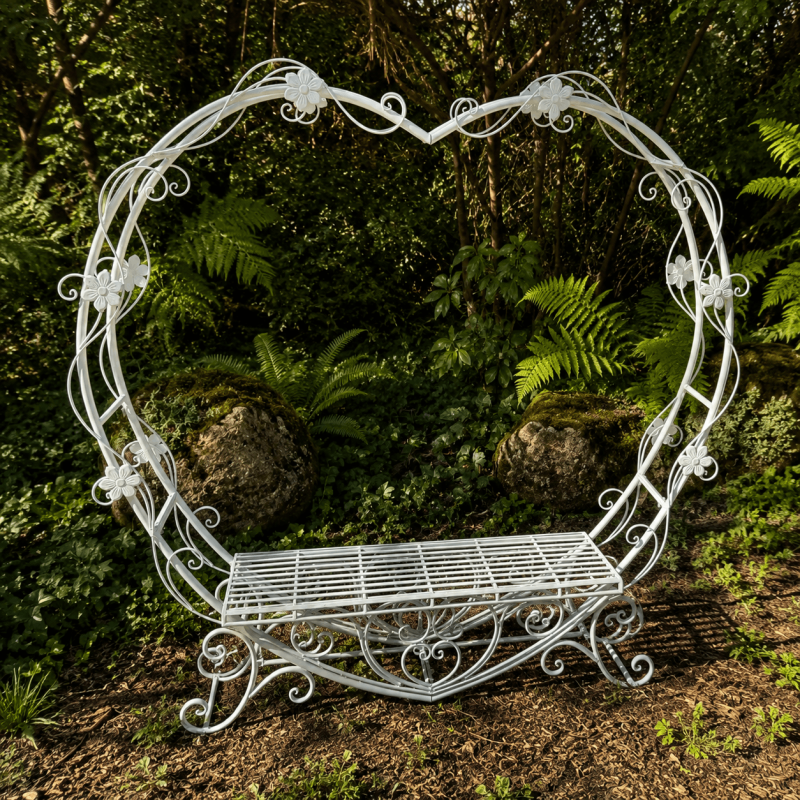 Gartenbank mit großem Herzbogen aus Metall