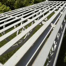 Metallstreben der antikweißen Gartenbank