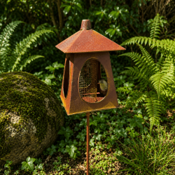 Vogelfutterhaus aus Metall mit Erdspieß in Laternenform