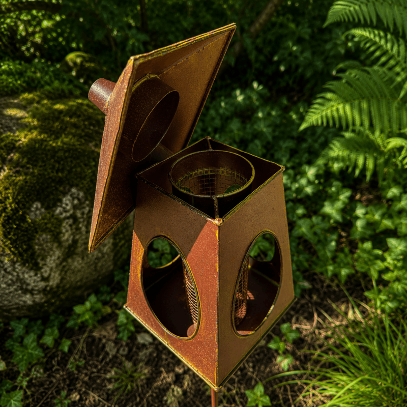 Geöffnetes Pyramidendach zum Befüllen des Vogelfutterhauses