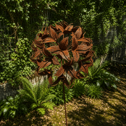 Große Metallblume mit zahlreichen rostfarbenen Blütenblättern