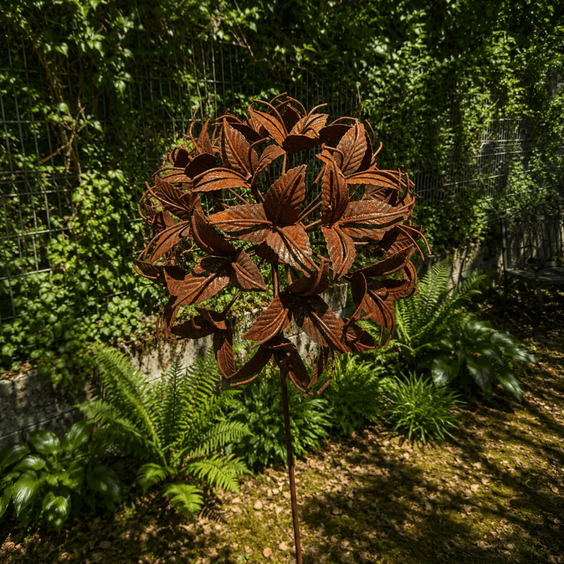 Große Metallblume mit zahlreichen rostfarbenen Blütenblättern