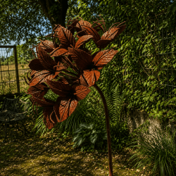 Dekorative Gartenblume aus Metall mit reliefartigen Blättern