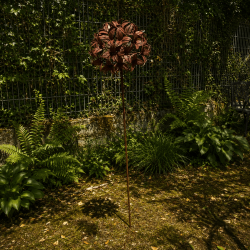 Hoher Gartenstecker mit Metallblume in Rostoptik – 160 cm