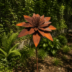 Große Lotusblume aus Metall mit mehrschichtigen Blütenblättern