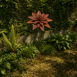 Hohe Lotusblumen-Gartenskulptur aus rostfarbenem Metall