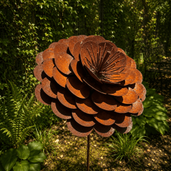 Dekorative Metallrose in Rostoptik mit detailreichem Blütenzentrum