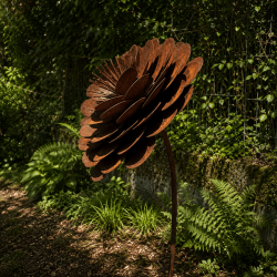 Seitliche Ansicht der großen Gartenrose aus Metall