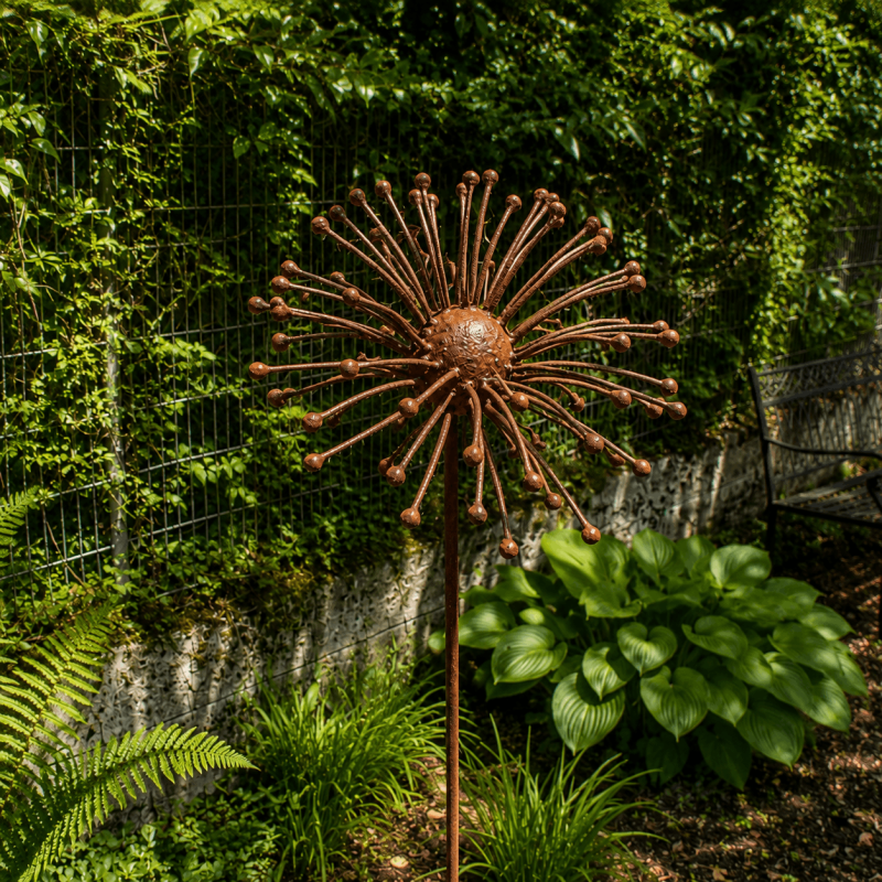 Sonnenblüte aus Metall mit filigranen rostfarbenen Strahlen