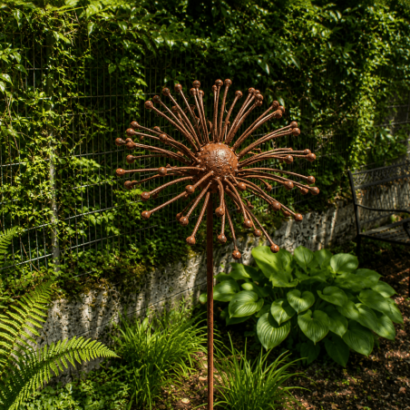 Sonnenblüte aus Metall mit filigranen rostfarbenen Strahlen