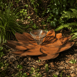 Lotus-Windlicht aus rostfarbenem Metall mit Glaseinsatz