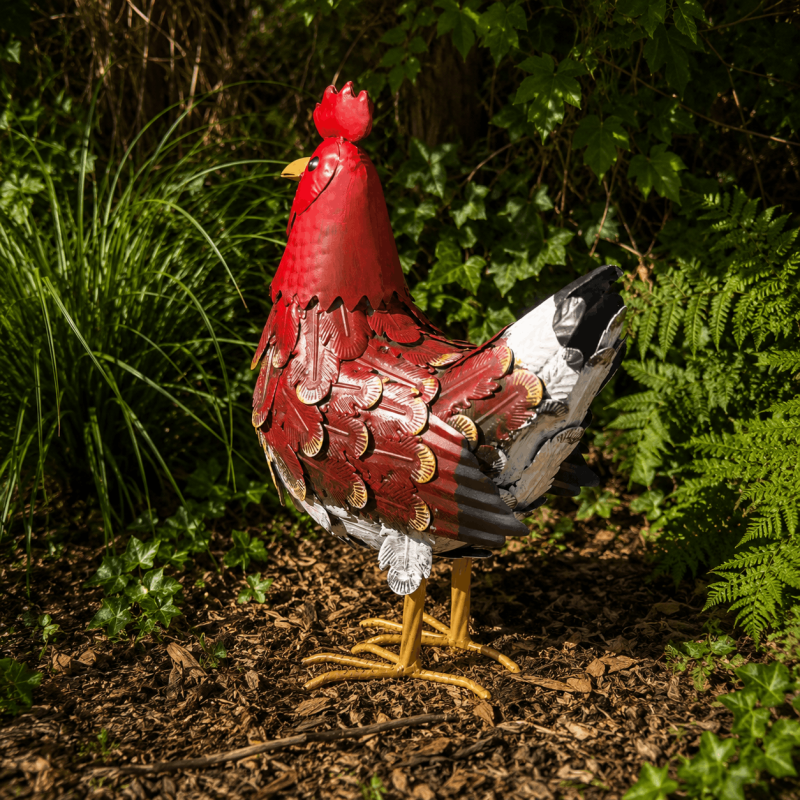 Hennen-Gartendekoration in Rot, Weiß und Grau