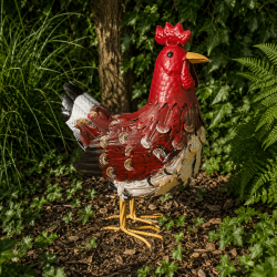 Dekorative Henne aus Metall mit farbigem Federkleid