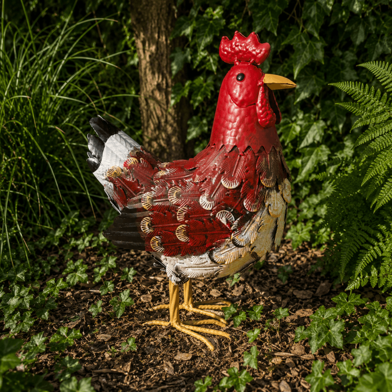 Dekorative Henne aus Metall mit farbigem Federkleid