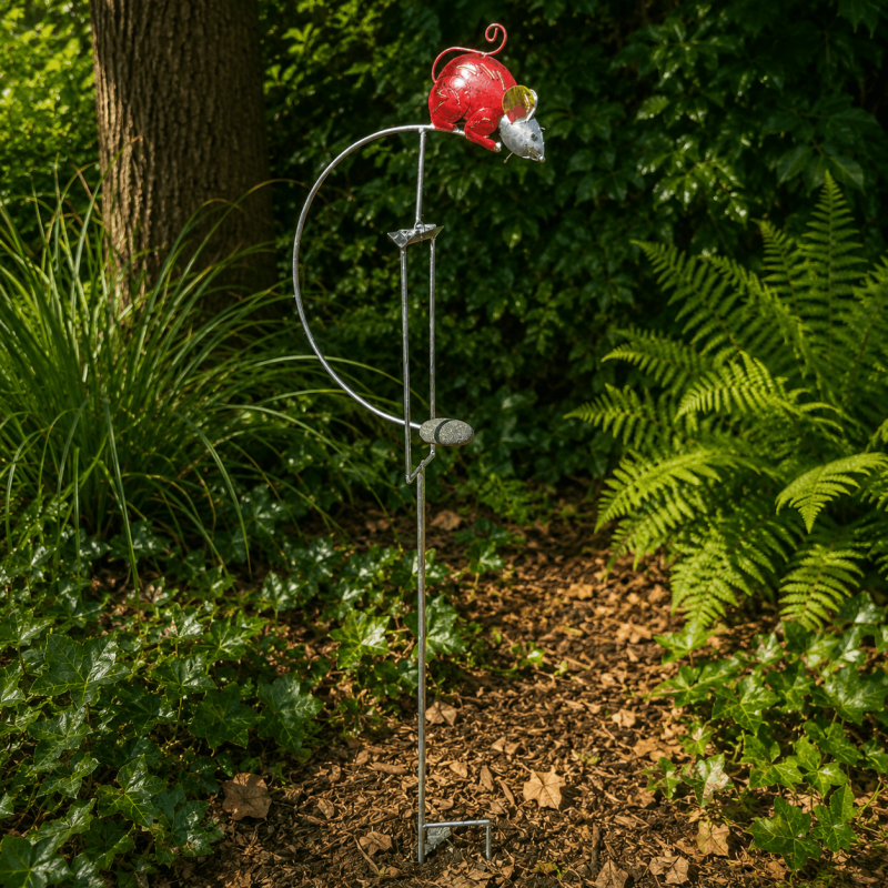 Rotes Metall-Windspiel mit Maus auf Stab