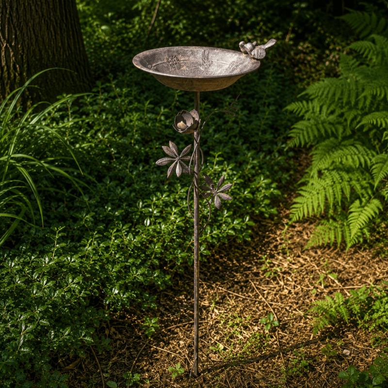 Erdspieß der Vogeltränke mit dekorativen Blumen und Metallblättern